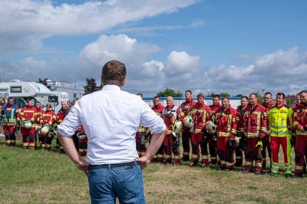 Sven Schulze besucht Feuerwehr EUR, Deutschland, Dessau, 27.07.2026: Gruppenfoto mit der Berufsfeuerwehr und der Freiwilligen Feuerwehr Dessau auf dem Übungsplatz Flugfeld in Dessau. Sven Schulze (CDU) Ministerpräsident von Sachsen-Anhalt besucht einen Einsatztag der Berufsfeuerwehr Dessau-Roßlau. *** Sven Schulze visits the fire department in EUR, Germany, Dessau, July 27, 2026 Group photo with the Dessau Professional Fire Department and the Dessau Volunteer Fire Department at the Flugfeld training ground in Dessau Sven Schulze, CDU Minister President of Saxony-Anhalt, visits a day of operations at the Dessau-Roßlau Professional Fire Department