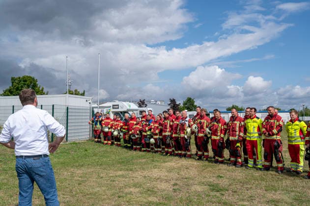 Sven Schulze besucht Feuerwehr EUR, Deutschland, Dessau, 27.07.2026: Gruppenfoto mit der Berufsfeuerwehr und der Freiwilligen Feuerwehr Dessau auf dem Übungsplatz Flugfeld in Dessau. Sven Schulze (CDU) Ministerpräsident von Sachsen-Anhalt besucht einen Einsatztag der Berufsfeuerwehr Dessau-Roßlau. *** Sven Schulze visits the fire department in EUR, Germany, Dessau, July 27, 2026 Group photo with the Dessau Professional Fire Department and the Dessau Volunteer Fire Department at the Flugfeld training ground in Dessau Sven Schulze, CDU Minister President of Saxony-Anhalt, visits a day of operations at the Dessau-Roßlau Professional Fire Department
