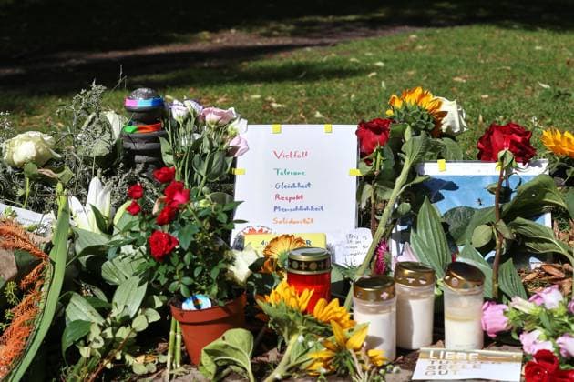 Berlin, Deutschland, 27.07.2026: Auto fährt bei CSD in Menschenmenge: Am Tatort haben Menschen Blumen niedergelegt, auf einem Schild steht Vielfalt, Toleranz, Gleichheit, Respekt, Menschlichkeit, Solidarität *** Berlin, Germany, July 27, 2026: Car Plows Into Crowd at CSD. People have laid flowers at the scene; a sign reads: Diversity, Tolerance, Equality, Respect, Humanity, Solidarity Copyright: xdtsxNachrichtenagenturx dts_128657