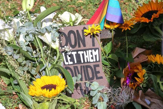 Berlin, Deutschland, 27.07.2026: Auto fährt bei CSD in Menschenmenge: Am Tatort haben Menschen Blumen niedergelegt, auf einem Schild steht Don t let them divide us *** Berlin, Germany, July 27, 2026: Car Plows Into Crowd at CSD. People have laid flowers at the scene; a sign reads, Don’t let them divide us. Copyright: xdtsxNachrichtenagenturx dts_128658