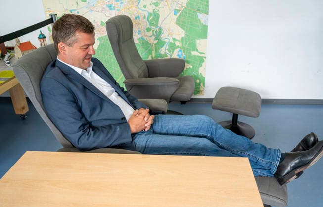 Sven Schulze besucht Feuerwehr EUR, Deutschland, Dessau, 27.07.2026: Pausenraum der Feuerwehrleute. Sven Schulze (CDU) Ministerpräsident von Sachsen-Anhalt besucht einen Einsatztag der Berufsfeuerwehr Dessau-Roßlau. *** Sven Schulze Visits Fire Department EUR, Germany, Dessau, July 27, 2026 Firefighters break room Sven Schulze, CDU Minister President of Saxony-Anhalt, visits the Dessau-Roßlau Professional Fire Department during a day of operations