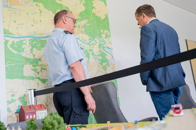 Sven Schulze besucht Feuerwehr EUR, Deutschland, Dessau, 27.07.2026: Sven Schulze (CDU) Ministerpräsident von Sachsen-Anhalt besucht einen Einsatztag der Berufsfeuerwehr Dessau-Roßlau. *** Sven Schulze Visits Fire Department EUR, Germany, Dessau, July 27, 2026 Sven Schulze, CDU Minister-President of Saxony-Anhalt, visits the Dessau-Roßlau Professional Fire Department during a day of operations