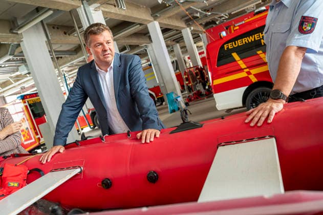 Sven Schulze besucht Feuerwehr EUR, Deutschland, Dessau, 27.07.2026: Schlauchboot für den Einsatz auf der Elbe und Mulde. Sven Schulze (CDU) Ministerpräsident von Sachsen-Anhalt besucht einen Einsatztag der Berufsfeuerwehr Dessau-Roßlau. *** Sven Schulze Visits Fire Department EUR, Germany, Dessau, July 27, 2026 Inflatable boat for use on the Elbe and Mulde Rivers Sven Schulze, CDU Minister President of Saxony-Anhalt, visits a training day with the Dessau-Roßlau Professional Fire Department