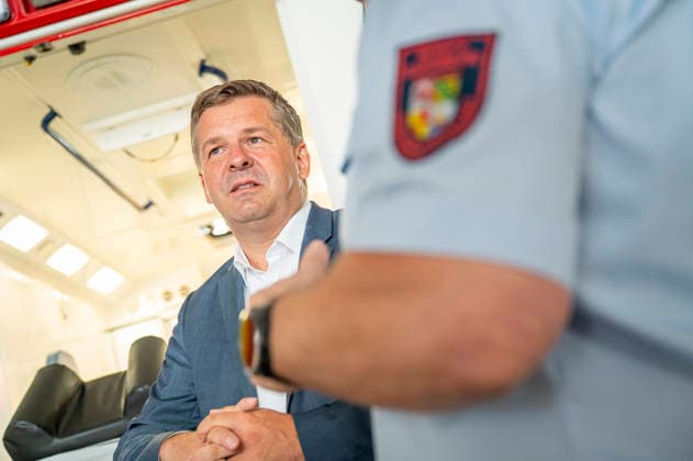 Sven Schulze besucht Feuerwehr EUR, Deutschland, Dessau, 27.07.2026: Sven Schulze (CDU) Ministerpräsident von Sachsen-Anhalt besucht einen Einsatztag der Berufsfeuerwehr Dessau-Roßlau. *** Sven Schulze Visits Fire Department EUR, Germany, Dessau, July 27, 2026 Sven Schulze, CDU Minister-President of Saxony-Anhalt, visits the Dessau-Roßlau Professional Fire Department during a day of operations