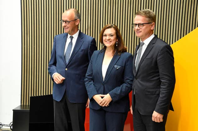 Friedrich Merz, Franziska Hoppermann und Carsten Linnemann bei einer Pressekonferenz zu aktuellen Themen im Konrad-Adenauer-Haus. Berlin, 27.07.2026 *** Friedrich Merz, Franziska Hoppermann, and Carsten Linnemann at a press conference on current issues at the Konrad Adenauer House in Berlin, July 27, 2026 Foto:xF.xKernx xFuturexImagex pk_cdu_6704