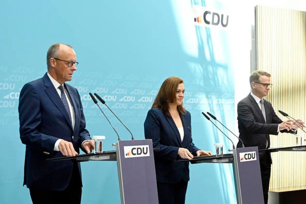 Friedrich Merz, Franziska Hoppermann und Carsten Linnemann bei einer Pressekonferenz zu aktuellen Themen im Konrad-Adenauer-Haus. Berlin, 27.07.2026 *** Friedrich Merz, Franziska Hoppermann, and Carsten Linnemann at a press conference on current issues at the Konrad Adenauer House in Berlin, July 27, 2026 Foto:xF.xKernx xFuturexImagex pk_cdu_6706