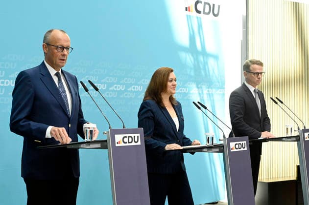 Friedrich Merz, Franziska Hoppermann und Carsten Linnemann bei einer Pressekonferenz zu aktuellen Themen im Konrad-Adenauer-Haus. Berlin, 27.07.2026 *** Friedrich Merz, Franziska Hoppermann, and Carsten Linnemann at a press conference on current issues at the Konrad Adenauer House in Berlin, July 27, 2026 Foto:xF.xKernx xFuturexImagex pk_cdu_6708