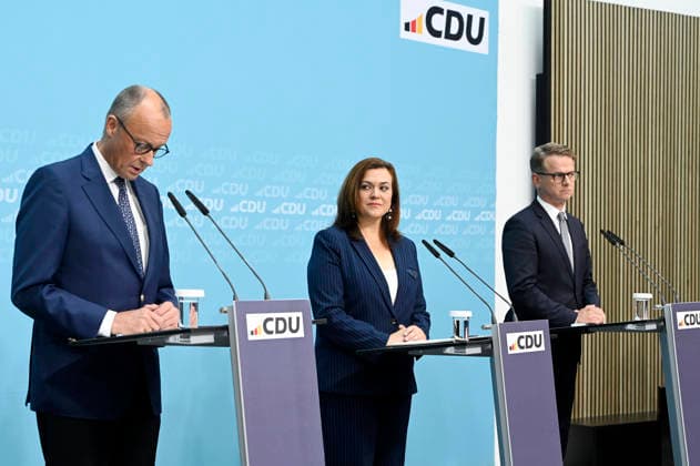 Friedrich Merz, Franziska Hoppermann und Carsten Linnemann bei einer Pressekonferenz zu aktuellen Themen im Konrad-Adenauer-Haus. Berlin, 27.07.2026 *** Friedrich Merz, Franziska Hoppermann, and Carsten Linnemann at a press conference on current issues at the Konrad Adenauer House in Berlin, July 27, 2026 Foto:xF.xKernx xFuturexImagex pk_cdu_6709