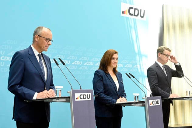 Friedrich Merz, Franziska Hoppermann und Carsten Linnemann bei einer Pressekonferenz zu aktuellen Themen im Konrad-Adenauer-Haus. Berlin, 27.07.2026 *** Friedrich Merz, Franziska Hoppermann, and Carsten Linnemann at a press conference on current issues at the Konrad Adenauer House in Berlin, July 27, 2026 Foto:xF.xKernx xFuturexImagex pk_cdu_6710
