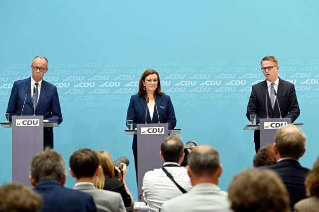 Friedrich Merz, Franziska Hoppermann und Carsten Linnemann bei einer Pressekonferenz zu aktuellen Themen im Konrad-Adenauer-Haus. Berlin, 27.07.2026 *** Friedrich Merz, Franziska Hoppermann, and Carsten Linnemann at a press conference on current issues at the Konrad Adenauer House in Berlin, July 27, 2026 Foto:xF.xKernx xFuturexImagex pk_cdu_6721