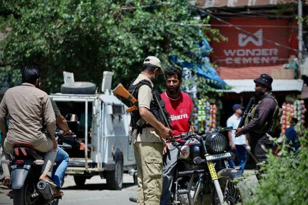 Security Tightened in Kulgam After Anantnag Attack KULGAM, JAMMU AND KASHMIR, INDIA JULY 27, 2026: Police and security personnel stop vehicles and check passengers at checkpoints in Kulgam as security operations continue across South Kashmir following the July 22 killing of police officer Ashiq Hussain in a militant attack in Anantnag. Security forces have intensified vehicle inspections, searches and identity checks across Anantnag, Pulwama, Shopian and Kulgam as part of a wider counterterrorism operation. SRINAGAR India Copyright: x xHilalxZargarx xJNAxPressx