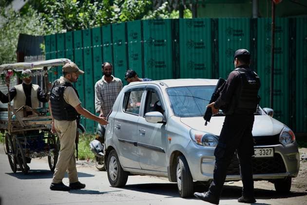 Security Tightened in Kulgam After Anantnag Attack KULGAM, JAMMU AND KASHMIR, INDIA JULY 27, 2026: Police and security personnel stop vehicles and check passengers at checkpoints in Kulgam as security operations continue across South Kashmir following the July 22 killing of police officer Ashiq Hussain in a militant attack in Anantnag. Security forces have intensified vehicle inspections, searches and identity checks across Anantnag, Pulwama, Shopian and Kulgam as part of a wider counterterrorism operation. SRINAGAR India Copyright: x xHilalxZargarx xJNAxPressx