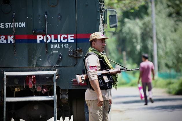 Security Tightened in Kulgam After Anantnag Attack KULGAM, JAMMU AND KASHMIR, INDIA JULY 27, 2026: Police and security personnel stop vehicles and check passengers at checkpoints in Kulgam as security operations continue across South Kashmir following the July 22 killing of police officer Ashiq Hussain in a militant attack in Anantnag. Security forces have intensified vehicle inspections, searches and identity checks across Anantnag, Pulwama, Shopian and Kulgam as part of a wider counterterrorism operation. SRINAGAR India Copyright: x xHilalxZargarx xJNAxPressx