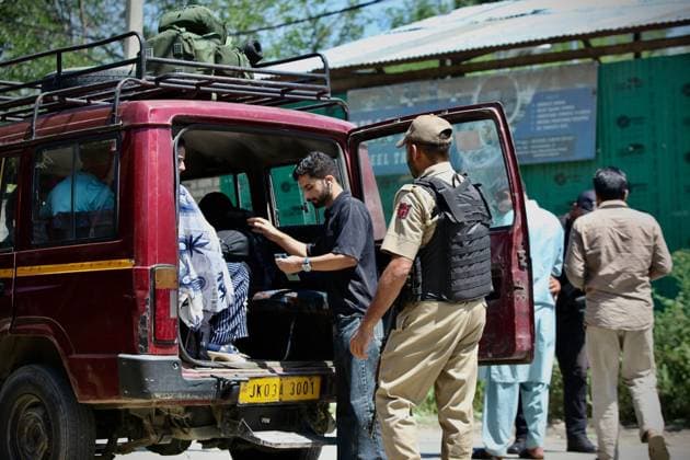 Security Tightened in Kulgam After Anantnag Attack KULGAM, JAMMU AND KASHMIR, INDIA JULY 27, 2026: Police and security personnel stop vehicles and check passengers at checkpoints in Kulgam as security operations continue across South Kashmir following the July 22 killing of police officer Ashiq Hussain in a militant attack in Anantnag. Security forces have intensified vehicle inspections, searches and identity checks across Anantnag, Pulwama, Shopian and Kulgam as part of a wider counterterrorism operation. SRINAGAR India Copyright: x xHilalxZargarx xJNAxPressx