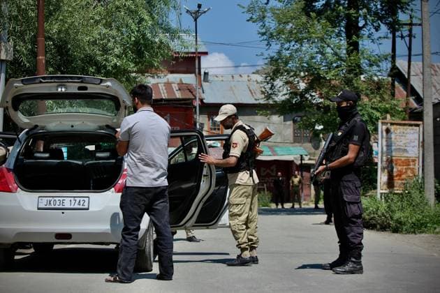 Security Tightened in Kulgam After Anantnag Attack KULGAM, JAMMU AND KASHMIR, INDIA JULY 27, 2026: Police and security personnel stop vehicles and check passengers at checkpoints in Kulgam as security operations continue across South Kashmir following the July 22 killing of police officer Ashiq Hussain in a militant attack in Anantnag. Security forces have intensified vehicle inspections, searches and identity checks across Anantnag, Pulwama, Shopian and Kulgam as part of a wider counterterrorism operation. SRINAGAR India Copyright: x xHilalxZargarx xJNAxPressx