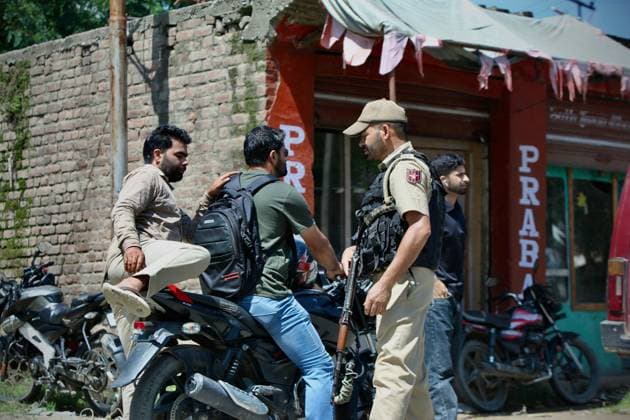 Security Tightened in Kulgam After Anantnag Attack KULGAM, JAMMU AND KASHMIR, INDIA JULY 27, 2026: Police and security personnel stop vehicles and check passengers at checkpoints in Kulgam as security operations continue across South Kashmir following the July 22 killing of police officer Ashiq Hussain in a militant attack in Anantnag. Security forces have intensified vehicle inspections, searches and identity checks across Anantnag, Pulwama, Shopian and Kulgam as part of a wider counterterrorism operation. SRINAGAR India Copyright: x xHilalxZargarx xJNAxPressx