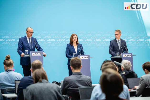 (L-R) Friedrich Merz, Bundeskanzler und Parteivorsitzender der CDU, Franziska Hoppermann, neue Generalsekretaerin und Carsten Linnemann, neuer designierter Gesundheitsminister, sprechen zu den Medien in Berlin, 27.07.2026. Berlin Deutschland *** L R Friedrich Merz, Federal Chancellor and CDU Party Chairman, Franziska Hoppermann, new Secretary General, and Carsten Linnemann, new Minister of Health-designate, speak to the media in Berlin, July 27, 2026, Berlin, Germany Copyright: xJulianexSonntagx