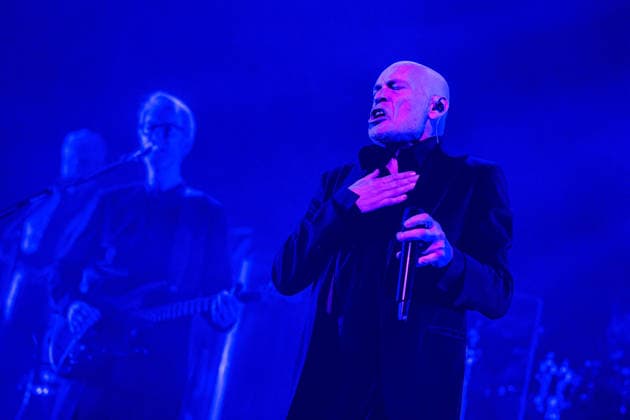 linz, austria, 18 nov 2025, actor johannes krisch performing together with the falco band in the concert hall posthof *** Linz, Österreich, 18. November 2025: Der Schauspieler Johannes Krisch tritt gemeinsam mit der Falco-Band in der Konzerthalle Posthof auf Copyright: xx