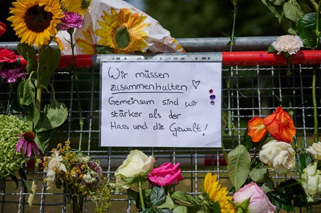 Trauerbekundungen mit Blumen im Berliner Tiergarten zwei Tage nach dem Anschlag auf die Feiern des 48. Berliner Christopher Street Day (CSD) mit einer Toten und 29 teils schwer Verletzten (Foto vom 27.07.2026). Der Christopher Street Day in Berlin war in der Nacht zum Sonntag von einem mutmasslich islamistisch motivierten Anschlag erschuettert worden, als ein Mann mit einem Kastenwagen in eine Menschenmenge im Berliner Tiergarten fuhr und mit einer Stichwaffe auf weitere Passanten losging. (Siehe epd-Bericht vom 27.07.2026) EDITORIAL USE ONLY *** Tributes with flowers in Berlin’s Tiergarten two days after the attack on the celebrations for the 48th Berlin Christopher Street Day (CSD), which left one person dead and 29 injured, some seriousl Copyright: epd-bild ChristianxDitsch D26D0727TrauerCSDAnschlag115120