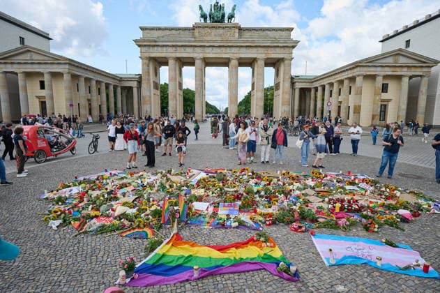 Blumen und Beileidsbekundungen vor dem Brandenburger Tor zwei Tage nach dem Anschlag auf die Feiern des 48. Berliner Christopher Street Day (CSD) mit einer Toten und 29 teils schwer Verletzten (Foto vom 27.07.2026). Der Christopher Street Day in Berlin war in der Nacht zum Sonntag von einem mutmasslich islamistisch motivierten Anschlag erschuettert worden, als ein Mann mit einem Kastenwagen in eine Menschenmenge im Berliner Tiergarten fuhr und mit einer Stichwaffe auf weitere Passanten losging. (Siehe epd-Bericht vom 27.07.2026) EDITORIAL USE ONLY *** Flowers and messages of condolence in front of the Brandenburg Gate two days after the attack on the celebrations for the 48th Berlin Christopher Street Day (CSD), which left one person dead a Copyright: epd-bild ChristianxDitsch D26D0727TrauerCSDAnschlag120453