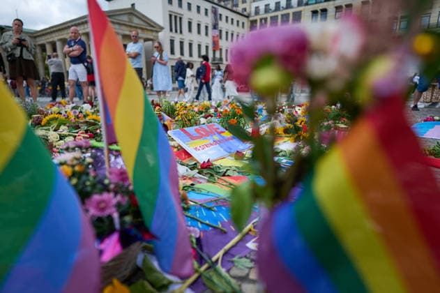 Blumen und Beileidsbekundungen vor dem Brandenburger Tor zwei Tage nach dem Anschlag auf die Feiern des 48. Berliner Christopher Street Day (CSD) mit einer Toten und 29 teils schwer Verletzten (Foto vom 27.07.2026). Der Christopher Street Day in Berlin war in der Nacht zum Sonntag von einem mutmasslich islamistisch motivierten Anschlag erschuettert worden, als ein Mann mit einem Kastenwagen in eine Menschenmenge im Berliner Tiergarten fuhr und mit einer Stichwaffe auf weitere Passanten losging. (Siehe epd-Bericht vom 27.07.2026) EDITORIAL USE ONLY *** Flowers and messages of condolence in front of the Brandenburg Gate two days after the attack on the celebrations for the 48th Berlin Christopher Street Day (CSD), which left one person dead a Copyright: epd-bild ChristianxDitsch D26D0727TrauerCSDAnschlag120654