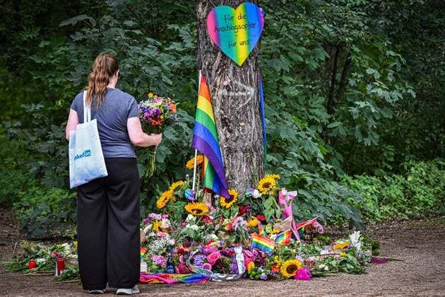 Anschag in Berlin- Blumen im Tiergarten ** NUR FÜR REDAKTIONELLE ZWECKE ** EDITORIAL USE ONLY **<p>Menschen trauern in der Nähe des Tatorts und legen Blumen ab. Am Rande des Christopher Street Day in Berlin war das Fahrzeug in eine Menschenmenge gefahren. Dabei wurde eine Frau getötet, weitere Menschen verletzt, zum Teil schwer, fotografiert am 27.07.2026 in Berlin. Berlin Berlin Berlin Copyright: MaurizioxGambarini *** Anschag in Berlin: Flowers in the Tiergarten ** FOR EDITORIAL PURPOSES ONLY ** EDITORIAL USE ONLY ** People mourn near the scene of the incident and lay flowers. On the outskirts of Christopher Street Day in Berlin, a vehicle plowed into a crowd. One woman was killed and others were injured, some seriously. Photographed o Copyright: MaurizioxGambarini doc86wcj8w7ml3gzp8imlp ,EDITORIAL USE ONLY