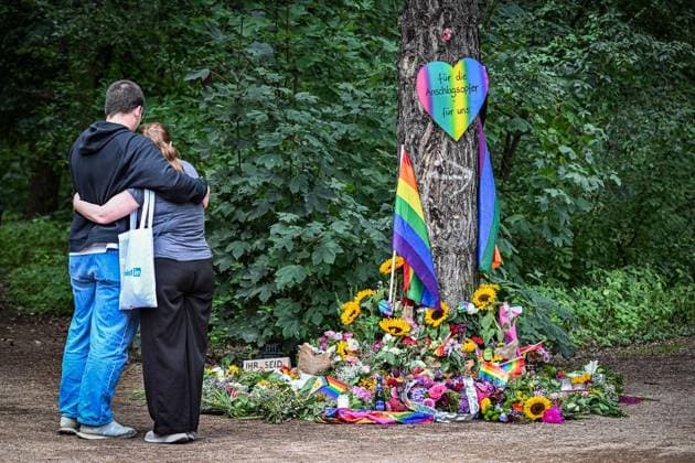 Anschag in Berlin- Blumen im Tiergarten ** NUR FÜR REDAKTIONELLE ZWECKE ** EDITORIAL USE ONLY **<p>Menschen trauern in der Nähe des Tatorts und legen Blumen ab. Am Rande des Christopher Street Day in Berlin war das Fahrzeug in eine Menschenmenge gefahren. Dabei wurde eine Frau getötet, weitere Menschen verletzt, zum Teil schwer, fotografiert am 27.07.2026 in Berlin. Berlin Berlin Berlin Copyright: MaurizioxGambarini *** Anschag in Berlin: Flowers in the Tiergarten ** FOR EDITORIAL PURPOSES ONLY ** EDITORIAL USE ONLY ** People mourn near the scene of the incident and lay flowers. On the outskirts of Christopher Street Day in Berlin, a vehicle plowed into a crowd. One woman was killed and others were injured, some seriously. Photographed o Copyright: MaurizioxGambarini doc86wcj8xd28zi65gymhy ,EDITORIAL USE ONLY