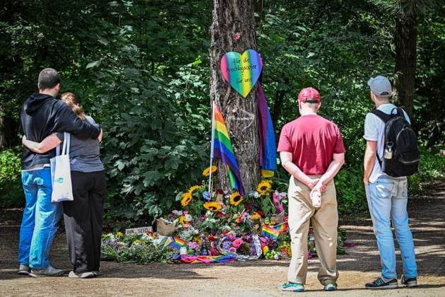 Anschag in Berlin- Blumen im Tiergarten ** NUR FÜR REDAKTIONELLE ZWECKE ** EDITORIAL USE ONLY **<p>Menschen trauern in der Nähe des Tatorts und legen Blumen ab. Am Rande des Christopher Street Day in Berlin war das Fahrzeug in eine Menschenmenge gefahren. Dabei wurde eine Frau getötet, weitere Menschen verletzt, zum Teil schwer, fotografiert am 27.07.2026 in Berlin. Berlin Berlin Berlin Copyright: MaurizioxGambarini *** Anschag in Berlin: Flowers in the Tiergarten ** FOR EDITORIAL PURPOSES ONLY ** EDITORIAL USE ONLY ** People mourn near the scene of the incident and lay flowers. On the outskirts of Christopher Street Day in Berlin, a vehicle plowed into a crowd. One woman was killed and others were injured, some seriously. Photographed o Copyright: MaurizioxGambarini doc86wcjalc53kwgdviu6z ,EDITORIAL USE ONLY