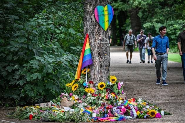 Anschag in Berlin- Blumen im Tiergarten ** NUR FÜR REDAKTIONELLE ZWECKE ** EDITORIAL USE ONLY **<p>Menschen trauern in der Nähe des Tatorts und legen Blumen ab. Am Rande des Christopher Street Day in Berlin war das Fahrzeug in eine Menschenmenge gefahren. Dabei wurde eine Frau getötet, weitere Menschen verletzt, zum Teil schwer, fotografiert am 27.07.2026 in Berlin. Berlin Berlin Berlin Copyright: MaurizioxGambarini *** Anschag in Berlin: Flowers in the Tiergarten ** FOR EDITORIAL PURPOSES ONLY ** EDITORIAL USE ONLY ** People mourn near the scene of the incident and lay flowers. On the outskirts of Christopher Street Day in Berlin, a vehicle plowed into a crowd. One woman was killed and others were injured, some seriously. Photographed o Copyright: MaurizioxGambarini doc86wcjaqnwlu11srormkn ,EDITORIAL USE ONLY
