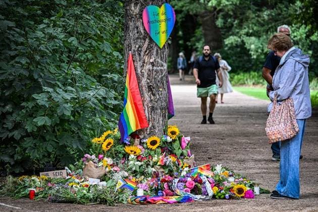 Anschag in Berlin- Blumen im Tiergarten ** NUR FÜR REDAKTIONELLE ZWECKE ** EDITORIAL USE ONLY **<p>Menschen trauern in der Nähe des Tatorts und legen Blumen ab. Am Rande des Christopher Street Day in Berlin war das Fahrzeug in eine Menschenmenge gefahren. Dabei wurde eine Frau getötet, weitere Menschen verletzt, zum Teil schwer, fotografiert am 27.07.2026 in Berlin. Berlin Berlin Berlin Copyright: MaurizioxGambarini *** Anschag in Berlin: Flowers in the Tiergarten ** FOR EDITORIAL PURPOSES ONLY ** EDITORIAL USE ONLY ** People mourn near the scene of the incident and lay flowers. On the outskirts of Christopher Street Day in Berlin, a vehicle plowed into a crowd. One woman was killed and others were injured, some seriously. Photographed o Copyright: MaurizioxGambarini doc86wcjb3v96qgeta6mlp ,EDITORIAL USE ONLY