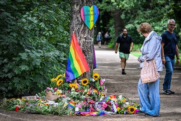 Anschag in Berlin- Blumen im Tiergarten ** NUR FÜR REDAKTIONELLE ZWECKE ** EDITORIAL USE ONLY **<p>Menschen trauern in der Nähe des Tatorts und legen Blumen ab. Am Rande des Christopher Street Day in Berlin war das Fahrzeug in eine Menschenmenge gefahren. Dabei wurde eine Frau getötet, weitere Menschen verletzt, zum Teil schwer, fotografiert am 27.07.2026 in Berlin. Berlin Berlin Berlin Copyright: MaurizioxGambarini *** Anschag in Berlin: Flowers in the Tiergarten ** FOR EDITORIAL PURPOSES ONLY ** EDITORIAL USE ONLY ** People mourn near the scene of the incident and lay flowers. On the outskirts of Christopher Street Day in Berlin, a vehicle plowed into a crowd. One woman was killed and several others were injured, some seriously. Photog Copyright: MaurizioxGambarini doc86wcic6p9fq13ynuislz ,EDITORIAL USE ONLY