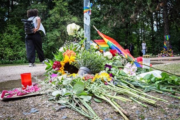 Anschag in Berlin- Blumen im Tiergarten ** NUR FÜR REDAKTIONELLE ZWECKE ** EDITORIAL USE ONLY **<p>Menschen trauern in der Nähe des Tatorts und legen Blumen ab. Am Rande des Christopher Street Day in Berlin war das Fahrzeug in eine Menschenmenge gefahren. Dabei wurde eine Frau getötet, weitere Menschen verletzt, zum Teil schwer, fotografiert am 27.07.2026 in Berlin. Berlin Berlin Berlin Copyright: MaurizioxGambarini *** Anschag in Berlin: Flowers in the Tiergarten ** FOR EDITORIAL PURPOSES ONLY ** EDITORIAL USE ONLY ** People mourn near the scene of the incident and lay flowers. On the outskirts of Christopher Street Day in Berlin, a vehicle plowed into a crowd. One woman was killed and several others were injured, some seriously. Photog Copyright: MaurizioxGambarini doc86wcicbhwmf12tvo5mk0 ,EDITORIAL USE ONLY