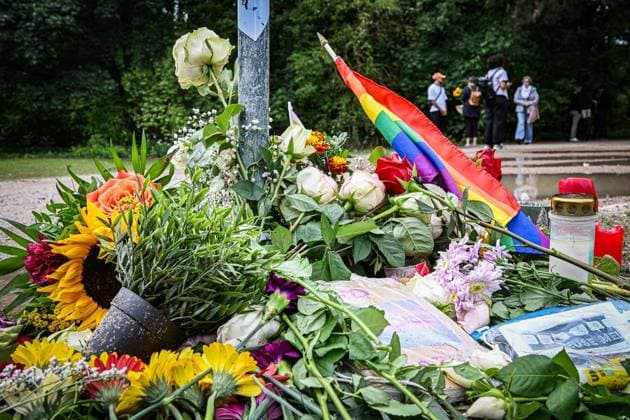 Anschag in Berlin- Blumen im Tiergarten ** NUR FÜR REDAKTIONELLE ZWECKE ** EDITORIAL USE ONLY **<p>Menschen trauern in der Nähe des Tatorts und legen Blumen ab. Am Rande des Christopher Street Day in Berlin war das Fahrzeug in eine Menschenmenge gefahren. Dabei wurde eine Frau getötet, weitere Menschen verletzt, zum Teil schwer, fotografiert am 27.07.2026 in Berlin. Berlin Berlin Berlin Copyright: MaurizioxGambarini *** Anschag in Berlin: Flowers in the Tiergarten ** FOR EDITORIAL PURPOSES ONLY ** EDITORIAL USE ONLY ** People mourn near the scene of the incident and lay flowers. On the outskirts of Christopher Street Day in Berlin, a vehicle plowed into a crowd. One woman was killed and several others were injured, some seriously. Photog Copyright: MaurizioxGambarini doc86wcicd8315mdc9fmme ,EDITORIAL USE ONLY