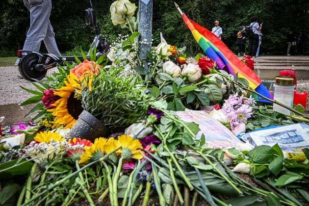 Anschag in Berlin- Blumen im Tiergarten ** NUR FÜR REDAKTIONELLE ZWECKE ** EDITORIAL USE ONLY **<p>Menschen trauern in der Nähe des Tatorts und legen Blumen ab. Am Rande des Christopher Street Day in Berlin war das Fahrzeug in eine Menschenmenge gefahren. Dabei wurde eine Frau getötet, weitere Menschen verletzt, zum Teil schwer, fotografiert am 27.07.2026 in Berlin. Berlin Berlin Berlin Copyright: MaurizioxGambarini *** Anschag in Berlin: Flowers in the Tiergarten ** FOR EDITORIAL PURPOSES ONLY ** EDITORIAL USE ONLY ** People mourn near the scene of the incident and lay flowers. On the outskirts of Christopher Street Day in Berlin, a vehicle plowed into a crowd. One woman was killed and several others were injured, some seriously. Photog Copyright: MaurizioxGambarini doc86wcickx7vo1dz80fu77 ,EDITORIAL USE ONLY
