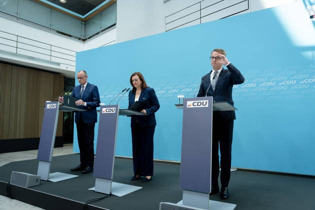 Friedrich Merz, Carsten Linnemann, Franziska Hoppermann Berlin, Konrad-Adenauer-Haus, Pressekonferenz, Bundeskanzler, Parteivorsitzender, CDU, Friedrich Merz, Carsten Linnemann, Bundesgesundheitsminister, Franziska Hoppermann, Generalsekretärin Berlin Berlin GER *** Friedrich Merz, Carsten Linnemann, Franziska Hoppermann, Berlin, Konrad Adenauer House, press conference, Federal Chancellor, party chairman, CDU, Friedrich Merz, Carsten Linnemann, Federal Minister of Health, Franziska Hoppermann, Secretary General, Berlin, Berlin, GER