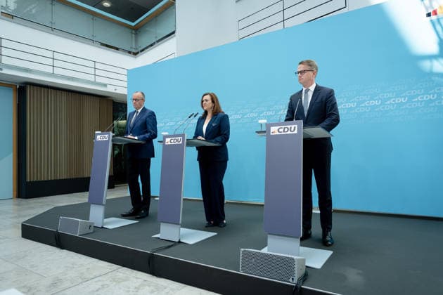 Friedrich Merz, Carsten Linnemann, Franziska Hoppermann Berlin, Konrad-Adenauer-Haus, Pressekonferenz, Bundeskanzler, Parteivorsitzender, CDU, Friedrich Merz, Carsten Linnemann, Bundesgesundheitsminister, Franziska Hoppermann, Generalsekretärin Berlin Berlin GER *** Friedrich Merz, Carsten Linnemann, Franziska Hoppermann, Berlin, Konrad Adenauer House, press conference, Federal Chancellor, party chairman, CDU, Friedrich Merz, Carsten Linnemann, Federal Minister of Health, Franziska Hoppermann, Secretary General, Berlin, Berlin, GER