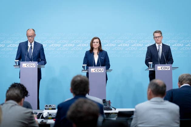 Friedrich Merz, Carsten Linnemann, Franziska Hoppermann Berlin, Konrad-Adenauer-Haus, Pressekonferenz, Bundeskanzler, Parteivorsitzender, CDU, Friedrich Merz, Carsten Linnemann, Bundesgesundheitsminister, Franziska Hoppermann, Generalsekretärin Berlin Berlin GER *** Friedrich Merz, Carsten Linnemann, Franziska Hoppermann, Berlin, Konrad Adenauer House, press conference, Federal Chancellor, party chairman, CDU, Friedrich Merz, Carsten Linnemann, Federal Minister of Health, Franziska Hoppermann, Secretary General, Berlin, Berlin, GER