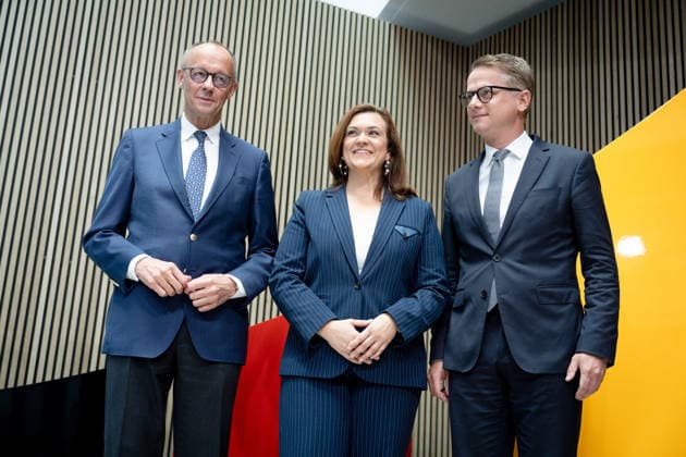 Friedrich Merz, Carsten Linnemann, Franziska Hoppermann Berlin, Konrad-Adenauer-Haus, Pressekonferenz, Bundeskanzler, Parteivorsitzender, CDU, Friedrich Merz, Carsten Linnemann, Bundesgesundheitsminister, Franziska Hoppermann, Generalsekretärin Berlin Berlin GER *** Friedrich Merz, Carsten Linnemann, Franziska Hoppermann, Berlin, Konrad Adenauer House, press conference, Federal Chancellor, party chairman, CDU, Friedrich Merz, Carsten Linnemann, Federal Minister of Health, Franziska Hoppermann, Secretary General, Berlin, Berlin, GER