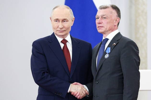 RUSSIA, MOSCOW - JULY 27, 2026: Russia s President Vladimir Putin (L) presents a state award to Russian State Duma member Maxim Topilin during a meeting with Russian State Duma members in the Grand Kremlin Palace Moscow Russia  - ZUMAt113 20260727_zaa_t113_218 Copyright: xSofyaxSandurskayax