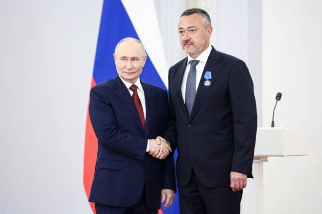RUSSIA, MOSCOW - JULY 27, 2026: Russia s President Vladimir Putin (L) presents a state award to Russian State Duma member Viktor Pinsky during a meeting with Russian State Duma members in the Grand Kremlin Palace Moscow Russia  - ZUMAt113 20260727_zaa_t113_219 Copyright: xSofyaxSandurskayax