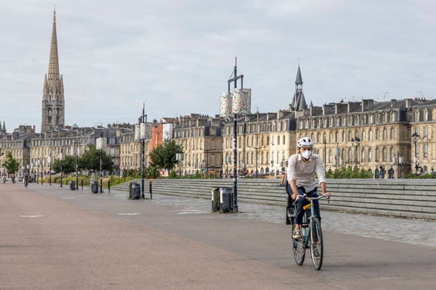 Pedestrians and cyclists wearing protective face masks due to wildfire smoke in Bordeaux on July 27, 2026. Julien Miltenberger, Bestimage. People wear protective face masks while cycling along the Garonne River due to wildfire smoke and fine particle pollution in Bordeaux, France, on July 27, 2026 Bordeaux France  Copyright: xJulienxMiltenbergerx xBestimagexJulienxMiltenbergerx xBestimagex
