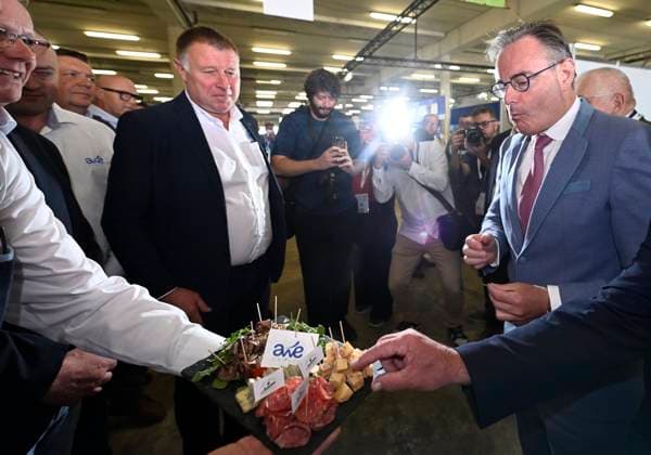 Bart De Wever visits the Libramont Agricultural Fair 2026 LIBRAMONT, BELGIUM - JULY 27 : PM Bart De Wever (N-VA) visits the Libramont Agricultural Fair 2026 ( lunch at the Fair, organised by AKT and reserved for 200 Belgian and Luxembourg CEO s and visit with Christophe Hansen (European Commissioner for Agriculture)) on July 27, 2026 in Libramont, Belgium, 27 07 2026 Libramont Belgium  Copyright: xDidierxLebrunx