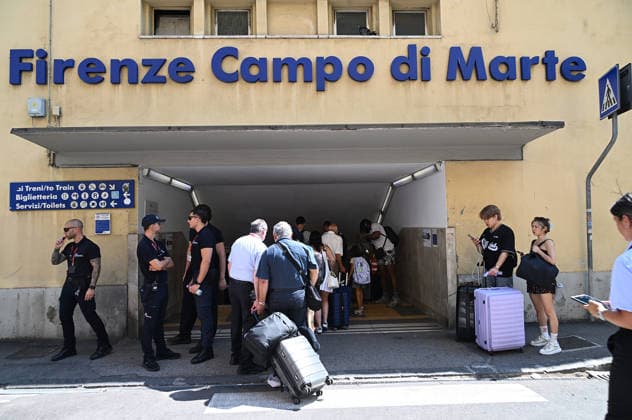 July 27, 2026, Florence, Italia, Italy: Installation of a new bridge at Pino, blocking traffic between Santa Maria Novella train station and Campo di Marte, Florence, July 27, 2026 Florence Italy  - ZUMAa289 20260727_zia_a289_045 Copyright: xAleandroxBiagiantix xAgfx