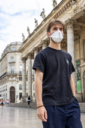 Pedestrians and cyclists wearing protective face masks due to smoke from wildfires in Bordeaux on July 27, 2026. Julien Miltenberger, Bestimage. Pedestrians wear protective face masks as smoke from nearby wildfires affects air quality, causing elevated levels of fine particles in Bordeaux, France, on July 27, 2026. Bordeaux, France  Copyright: xJulienxMiltenbergerx xBestimagexJulienxMiltenbergerx xBestimagex