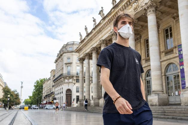 Pedestrians and cyclists wearing protective face masks due to smoke from wildfires in Bordeaux on July 27, 2026. Julien Miltenberger, Bestimage. Pedestrians wear protective face masks as smoke from nearby wildfires affects air quality, causing elevated levels of fine particles in Bordeaux, France, on July 27, 2026. Bordeaux, France  Copyright: xJulienxMiltenbergerx xBestimagexJulienxMiltenbergerx xBestimagex