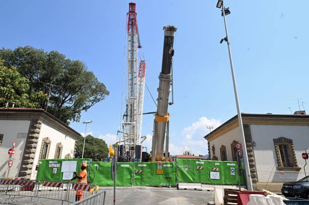 July 27, 2026, Florence, Italia, Italy: Installation of a new bridge at Pino, blocking traffic between Santa Maria Novella train station and Campo di Marte, Florence, July 27, 2026 Florence Italy  - ZUMAa289 20260727_zia_a289_047 Copyright: xAleandroxBiagiantix xAgfx