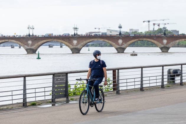 Pedestrians and cyclists wearing protective face masks due to wildfire smoke in Bordeaux on July 27, 2026. Julien Miltenberger, Bestimage. People wear protective face masks while cycling along the Garonne River due to wildfire smoke and fine particle pollution in Bordeaux, France, on July 27, 2026 Bordeaux France  Copyright: xJulienxMiltenbergerx xBestimagexJulienxMiltenbergerx xBestimagex