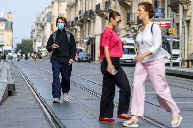Pedestrians and cyclists wearing protective face masks due to smoke from wildfires in Bordeaux on July 27, 2026. Julien Miltenberger, Bestimage. Pedestrians wear protective face masks as smoke from nearby wildfires affects air quality, causing elevated levels of fine particles in Bordeaux, France, on July 27, 2026. Bordeaux, France  Copyright: xJulienxMiltenbergerx xBestimagexJulienxMiltenbergerx xBestimagex