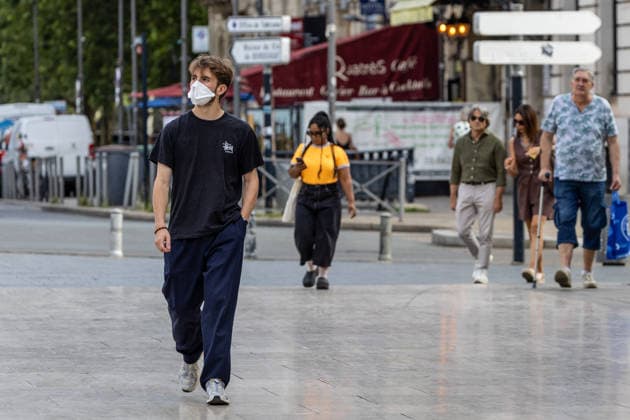 Pedestrians and cyclists wearing protective face masks due to smoke from wildfires in Bordeaux on July 27, 2026. Julien Miltenberger, Bestimage. Pedestrians wear protective face masks as smoke from nearby wildfires affects air quality, causing elevated levels of fine particles in Bordeaux, France, on July 27, 2026. Bordeaux, France  Copyright: xJulienxMiltenbergerx xBestimagexJulienxMiltenbergerx xBestimagex
