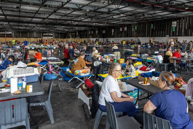 Residents and tourists who were evacuated are sleeping at the Bordeaux Exhibition Center (Parc des Expositions) following evacuations due to wildfires on July 27, 2026. Julien Miltenberger, Bestimage. Residents and tourists evacuated due to nearby wildfires have gathered at the Bordeaux Exhibition Center (Parc des Expositions), which was opened as an emergency reception center for displaced people in Bordeaux, France, on July 27, 2026, Bordeaux, France  Copyright: xJulienxMiltenbergerx xBestimagexJulienxMiltenbergerx xBestimagex